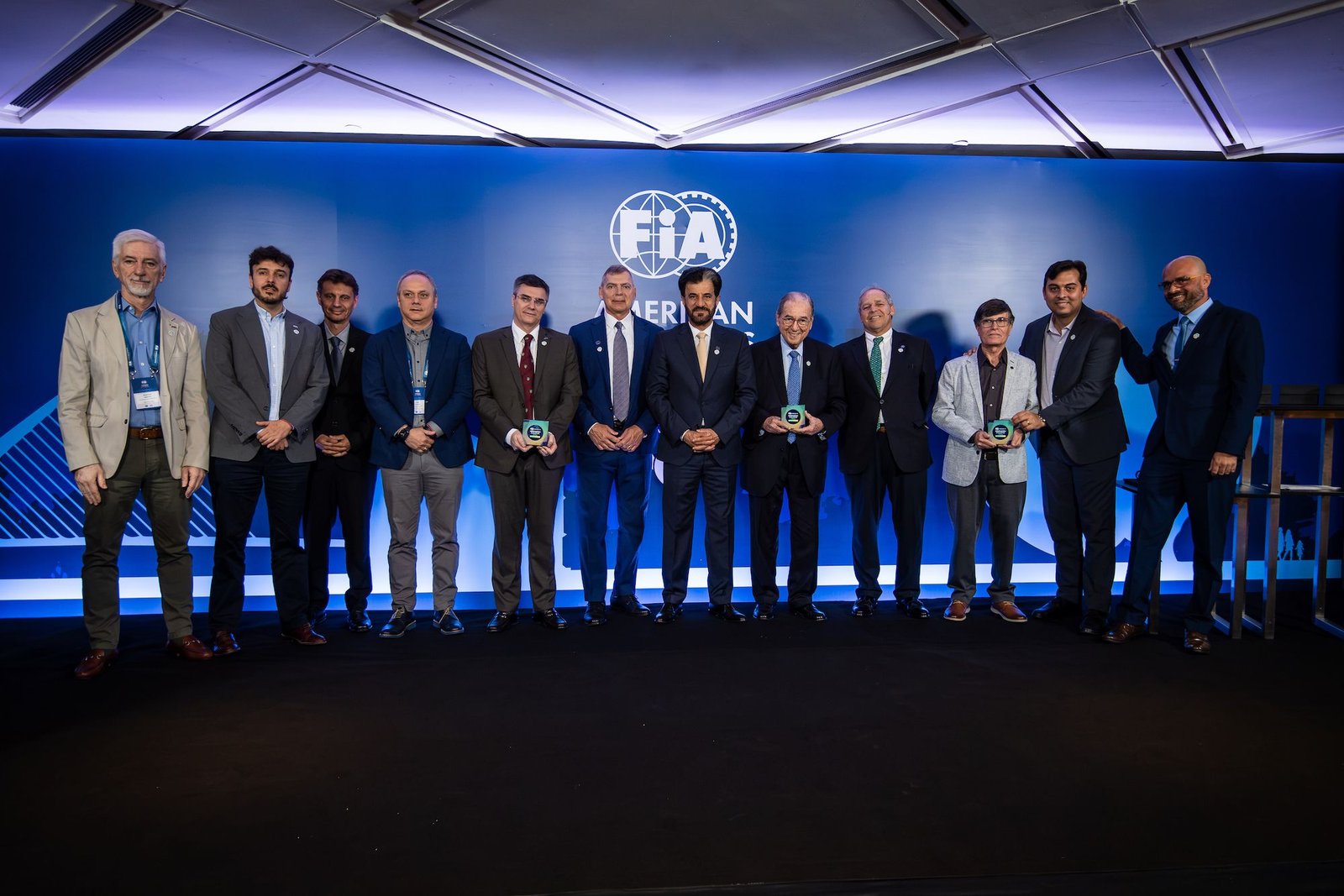 Una transición eléctrica, un planificador de rutas con información sobre riesgos en la carretera y una guía para una conducción más segura: se anuncian los campeones de la Región IV del Desafío de Innovación de la FIA 2026